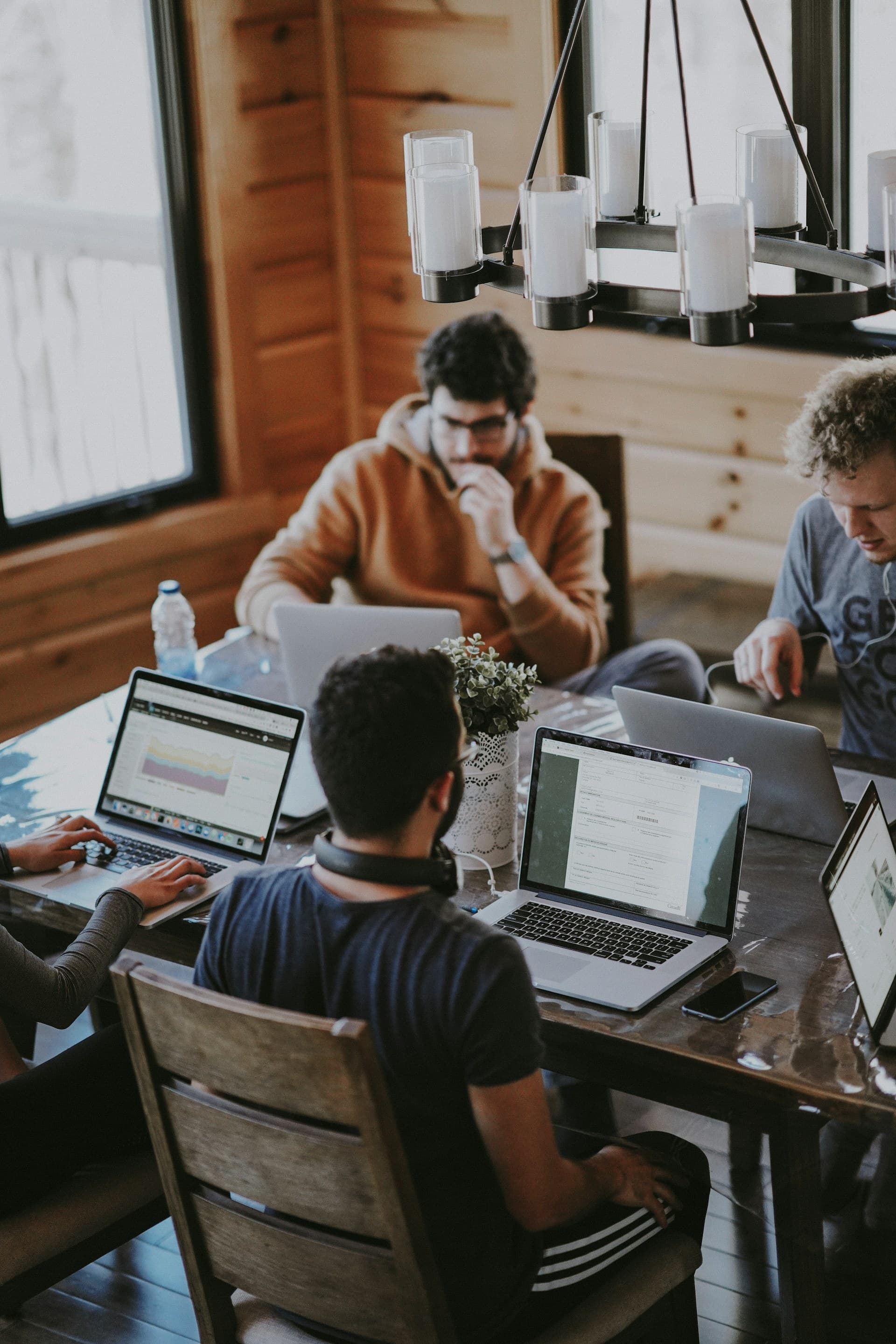 Profesionales integrándose al talento de una organización en entorno colaborativo